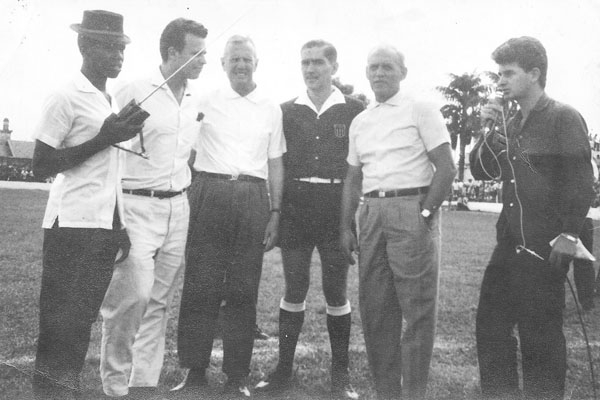 Mostramos hoje uma foto histórica, cedida pelo amigo Luís Cláudio, diretor do MIS. Data de 1964, no campo do Palmeirinhas, quando de um amistoso entre Francana e São Paulo F. C. Da esquerda para a direita, Renato Valim (com o charmoso chapeuzinho), Silva 